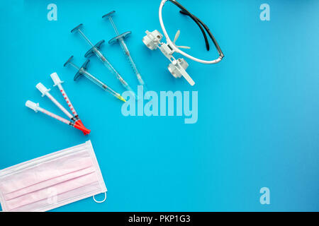Medizinische Ausrüstungen einschließlich der chirurgischen Instrumente auf einem blauen Hintergrund. nach oben Anzeigen, Kopieren spase Stockfoto