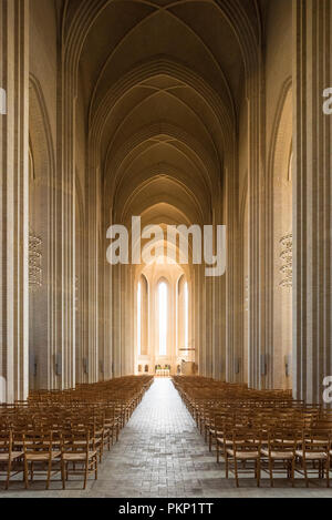 Kopenhagen. Dänemark. Grundtvigs Kirche Innenraum. Mittelgang vom dänischen Architekten Peder Vilhelm Jensen Klint (1853-1930) 1913, in Mem gebaut Stockfoto