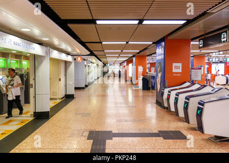 Hongkong - Juli 02, 2018: am frühen Morgen in Mong Kok MTR-Station Stockfoto