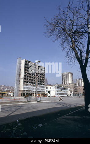 15. März 1993 während der Belagerung von Sarajevo: Ein großes Büro Block zeigt alle Zeichen der Schlacht. Alle Etagen über dem 4. Stock sind völlig durch Feuer ausgenommen - Schläuche der Feuerwehr waren einfach nicht lang genug! Stockfoto