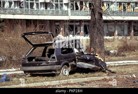 15. März 1993 während der Belagerung von Sarajevo: die Trümmer eines Volkswagen Golf, stürzte in einen Baum, nachdem es von einem serbischen Scharfschützen auf die niper Alley" gerichtet war. Stockfoto