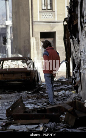 15. März 1993 während der Belagerung von Sarajevo: Ein junger Mann steht in den Trümmern des Krieges forlorn zerrissenen Stadt Hiseta Straße. Stockfoto