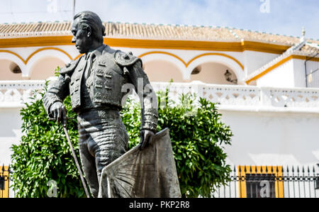 Sevilla, Spanien - 18. Juni 2017: Die Statue eines Matador ist außerhalb der Stierkampfarena in Sevilla, Spanien Juni 2017, Europa auf einen heißen Sommer, d Stockfoto