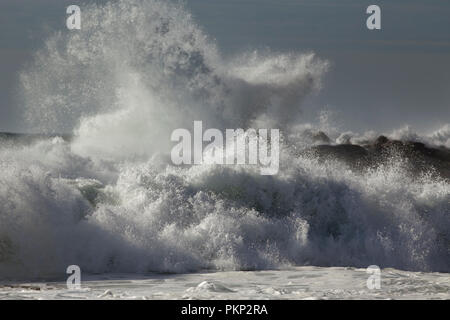 Big stürmischen Wellen. Fokus auf den Vordergrund Welle. Stockfoto