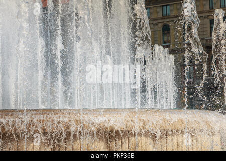 Mailand, Italien - 3. November 2017: Brunnen der Burg Sforza während einer Herbst Tag, eine Festung im 15. Jahrhundert gebaut von Francesco Sforza, Herzog Stockfoto