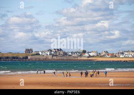 Eine große Gruppe von Spaziergänger am Strand von Elie Fife in Schottland. Stockfoto