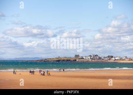 Eine große Gruppe von Spaziergänger am Strand von Elie Fife in Schottland. Stockfoto