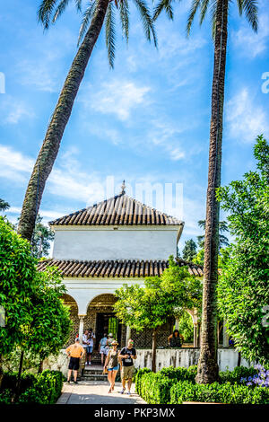 Sevilla, Spanien - 18. Juni 2017: Touristen zu Fuß durch den Queens Kammer im Garten der Alcazar Palast in Sevilla, Spanien Juni 2017, Europa Stockfoto