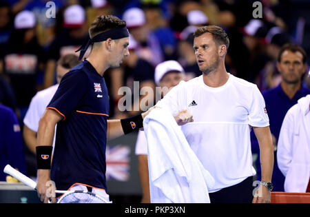 Großbritannien Kapitän Leon Smith (rechts) spricht toCameron Norrie während des Davis Cup Match im Emirates Arena, Glasgow. Stockfoto