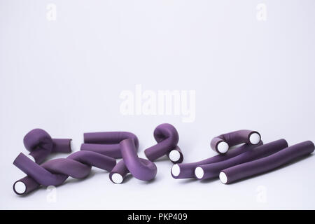 Weibliche farbige Lockenwickler und Splinte Stockfoto