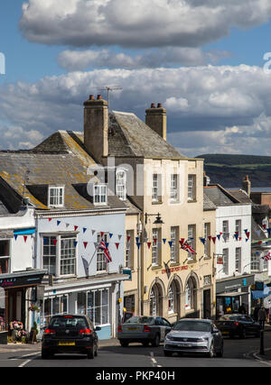 Blick auf die Broad Street, Lyme Regis, Dorset, England, UK. Stockfoto