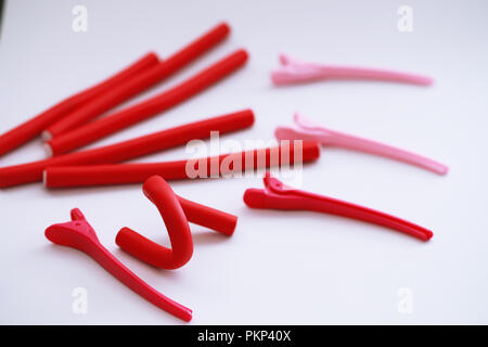 Weibliche farbige Lockenwickler und Splinte Stockfoto