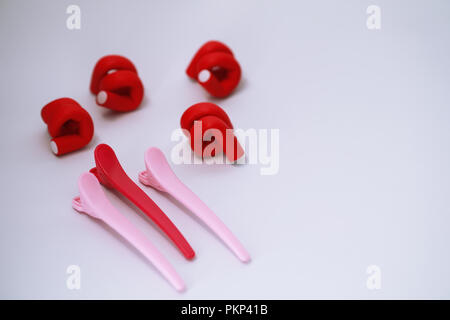 Weibliche farbige Lockenwickler und Splinte Stockfoto