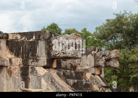 Chichén Itzá archäologische Stätte mit seinen prächtigen Strukturen Stockfoto