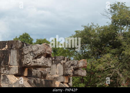 Chichén Itzá archäologische Stätte mit seinen prächtigen Strukturen Stockfoto