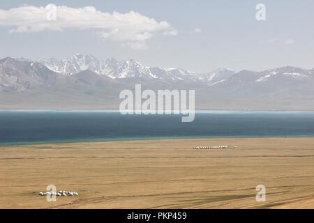 Die schöne landschaftliche bei Song Kul See, Naryn mit dem Tian Shan Gebirge von Kirgisistan Stockfoto