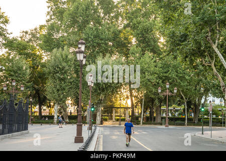 Sevilla, Spanien - 18. Juni 2017: ein Mann nimmt einen morgendlichen Spaziergang auf den leeren Straßen in Sevilla, Spanien Juni 2017 an einem heissen Sommertag, Europa Stockfoto