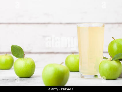 Glas frischen Bio Apfelsaft mit Granny Smith und britischen bramley Äpfel in Box auf Holz- Hintergrund. Stockfoto