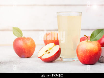 Glas frischen Bio Apfelsaft mit braeburn pink lady Äpfel in Box auf Holz- Hintergrund. Platz für Text Stockfoto