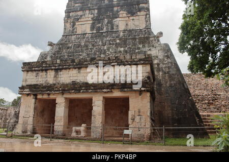 Chichén Itzá archäologische Stätte mit seinen prächtigen Strukturen Stockfoto