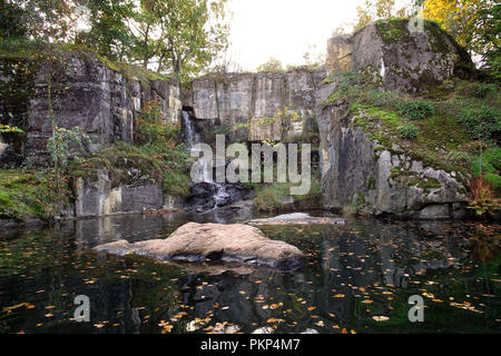 Rocky mit einem Wasserfall in Skansen, eine Open-air Museum und Zoo in Stockholm, Schweden. Stockfoto