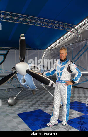 Glen Dell, Pilot des Red Bull Air Race mit Aerobatikflugzeug im Hangar auf der Londoner Rennveranstaltung. Südafrikaner Stockfoto