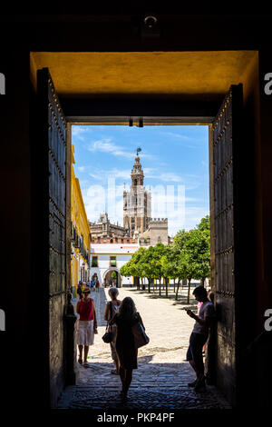 18. Juni 2007, Spanien, Sevilla: MENSCHEN ZU FUSS AUF Wanderweg inmitten von Gebäuden mit Giralda Turm im Hintergrund, Europa Stockfoto