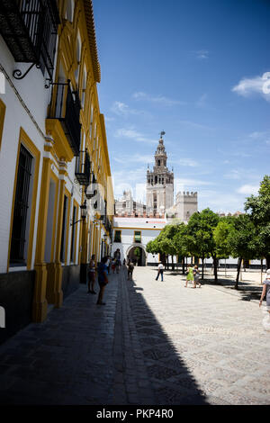 18. Juni 2007, Spanien, Sevilla: MENSCHEN ZU FUSS AUF Wanderweg inmitten von Gebäuden mit Giralda Turm im Hintergrund, Europa Stockfoto