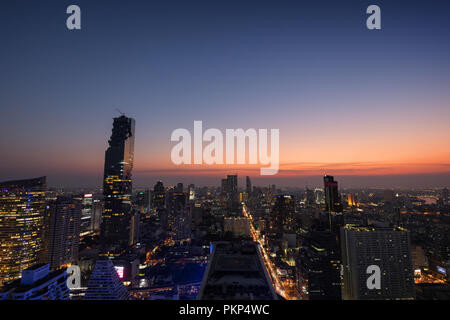 Malerischer Blick auf MahaNakhon und vielen anderen beleuchteten Wolkenkratzer in der Innenstadt von Bangkok, Thailand, von oben in den Abend. Kopieren Sie Platz. Stockfoto