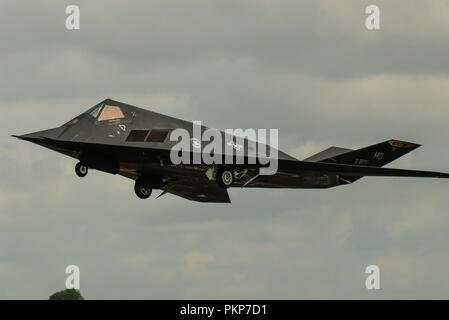 Lockheed F-117 Nighthawk Stealth Fighter, Tarnbombenflugzeug mit zwei Triebwerken, entwickelt von Lockheeds geheimnisvollen Skunk Works. USAF Jet Stockfoto