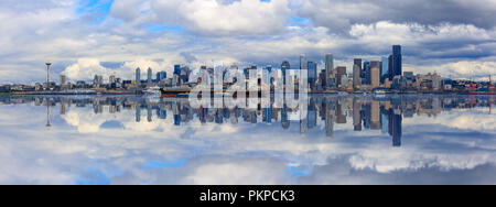 Seattle, Washington - Juli 1, 2018: Seattle Skyline Panorama, Bewölkter Tag Stockfoto