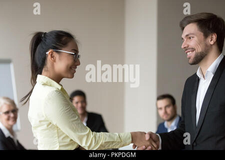 Handshake von zwei lächelnde glücklich Geschäftsleute Stockfoto