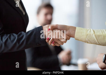 Nahaufnahme von womans Handshake im Büro Stockfoto