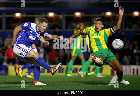 Birmingham City Michael Morrison (links) Löscht den Ball unter Druck von West Bromwich Albion Jake Livermore während der Sky Bet Championship Match in St Andrews Billionen Trophäe Stadion, Birmingham. Stockfoto