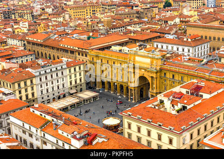 Orange Dächer Übersicht Arcone Triumphbogen Torbogen Piazza della Republica Florenz Italien. Arch erstellt Ende 1800. Stockfoto