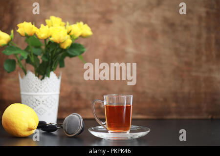 Eine Tasse mit Tee auf dem Tisch Stockfoto