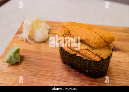 Nahaufnahme von einem köstlichen Uni Sushi, aßen in Los Angeles, Kalifornien Stockfoto