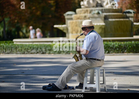 Straßenmusiker Saxophon. Parque del Buen Retiro, Madrid, Spanien Stockfoto