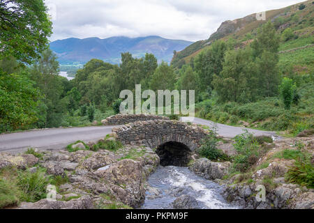 Blick auf Ashness Brücke und Derwentwater, Lake District. Stockfoto