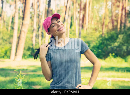 Porträt einer schönen Frau Spaß im Wald, hübsches Mädchen mit Freude die Zeit draußen im Park Stockfoto