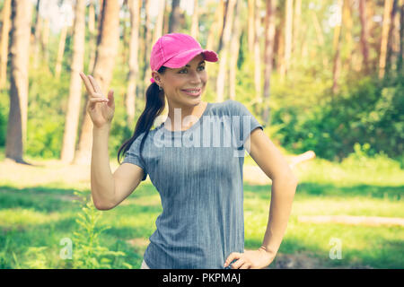 Porträt einer schönen Frau Spaß im Wald, hübsches Mädchen gerne Zeit im Freien in der Ukrainischen Park Stockfoto