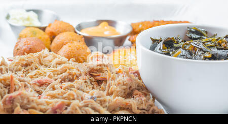 Ein Teller von North Carolina Grill mit Seiten Stockfoto