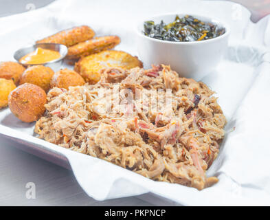 Ein Teller von North Carolina Grill mit Seiten Stockfoto