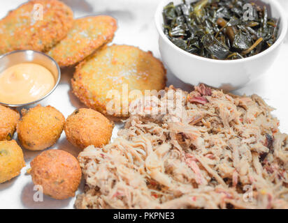 Ein Teller von North Carolina Grill mit Seiten Stockfoto