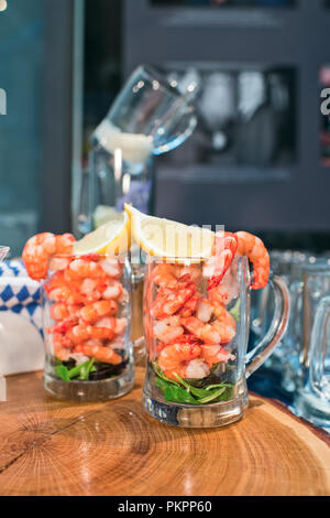 Frische Garnelen mit Zitrone in einem Glas Bier Stockfoto