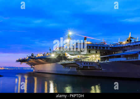 San Diego, Aug. 2: Nachtansicht der berühmten USS Midway Museum am Aug 2, 2014 in San Diego, Kalifornien Stockfoto