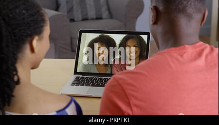 Afrikanische amerikanische Paar Gespräch mit Familie über video chat auf Laptop Stockfoto