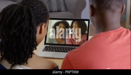 Afrikanische amerikanische Paar Gespräch mit Familie über video chat auf Laptop Stockfoto