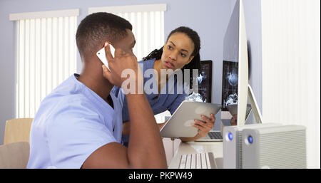 Zwei afrikanische amerikanische Spezialisten arbeiten zusammen im Krankenhaus Arbeitsplatz Stockfoto