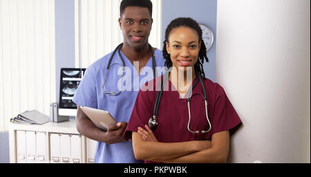 Team der afrikanischen amerikanischen Ärzten gemeinsam im Krankenhaus Stockfoto